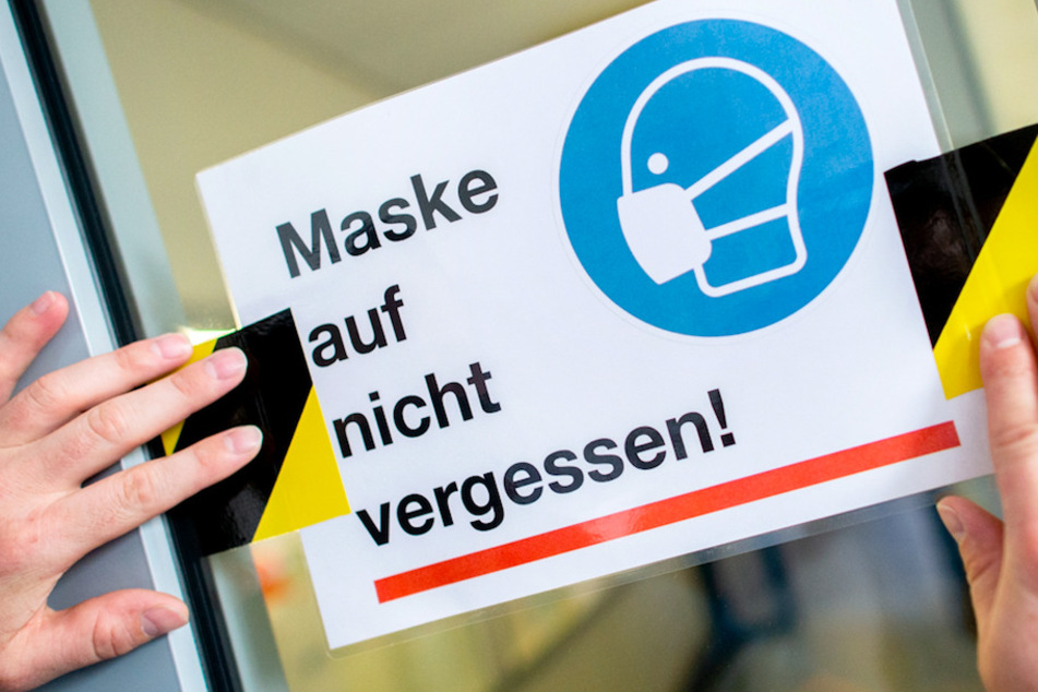 In Oberfranken missachtete eine Frau die Maskenpflicht in einer Tankstelle und ergriff dann die Flucht. (Symbolbild)