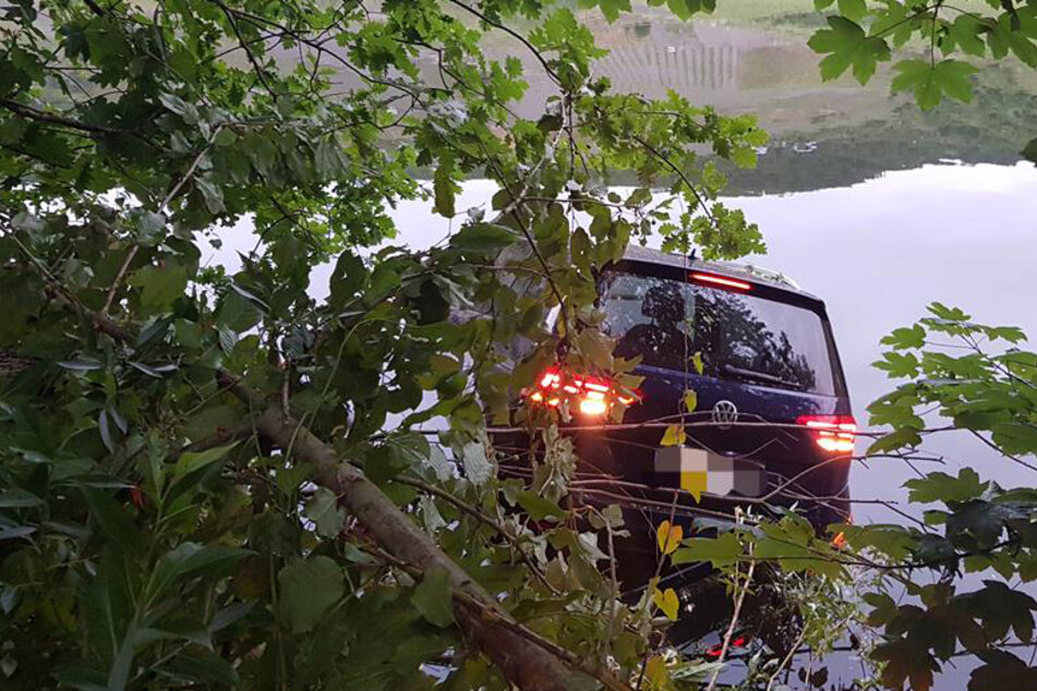Das Fahrzeug musste aufwendig aus dem Fluss geborgen werden (Symbolfoto).
