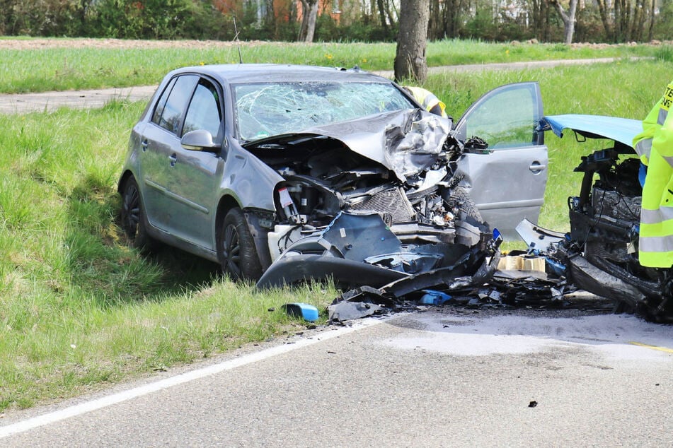 Trümmerfeld auf Landstraße bei Sulzbach: Drei schwer Verletzte bei Frontalcrash
