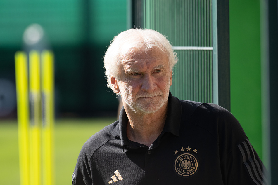 DFB-Sportdirektor Rudi Völler (63) war nach dem Japan-Debakel um Ruhe bemüht. Bundestrainer Flick stärkte er allerdings auch nicht den Rücken.