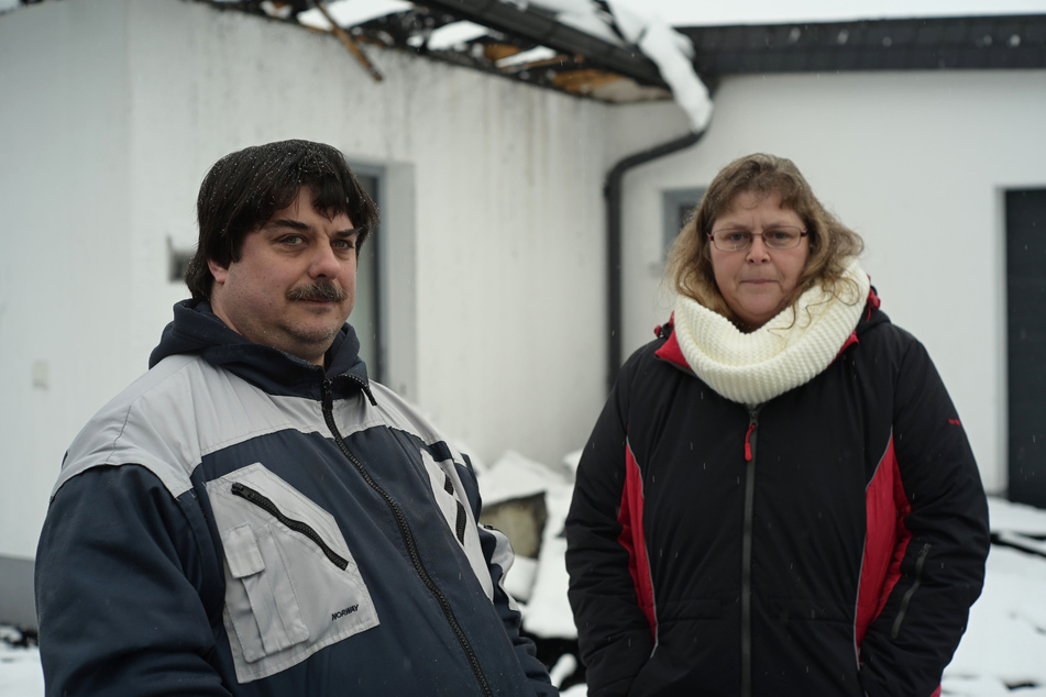 Patrick Ziera (45) und seine Freundin Katja Grundmann (44) retteten drei Bewohner aus dem brennenden Haus.