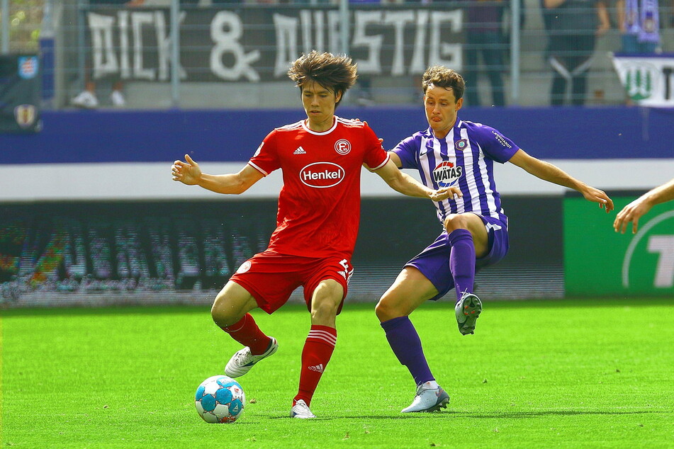 Clemens Fandrich (30, r.) verfolgt Düsseldorfs Ao Tanaka (23).