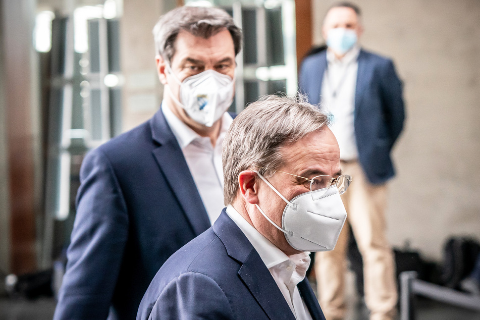 Markus Söder (54, CSU, hinten), Ministerpräsident von Bayern und CSU-Vorsitzender, neben Armin Laschet (60), CDU-Bundesvorsitzender und Ministerpräsident von Nordrhein-Westfalen.