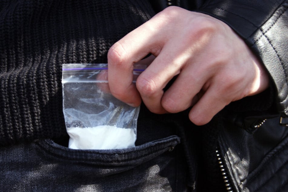 Der 37-Jährige verschluckte lieber seine Drogen, anstatt sie den Polizisten zu überlassen. (Symbolbild)