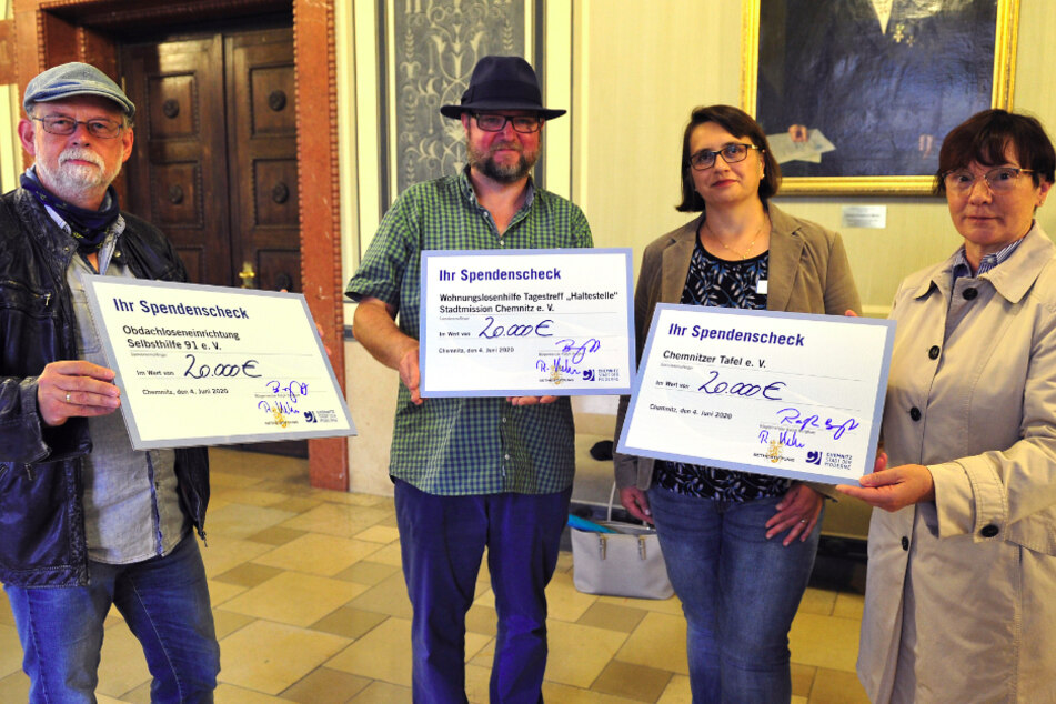 Dieter Böhme (61, Selbsthilfe 91, l.), Alfred Mucha (52, Stadtmission), Karla McCabe (Vorstand Diakonie) und Schatzmeisterin Bärbel Schindler (62, Tafel) freuen sich über die Spende der Bethe-Stiftung.