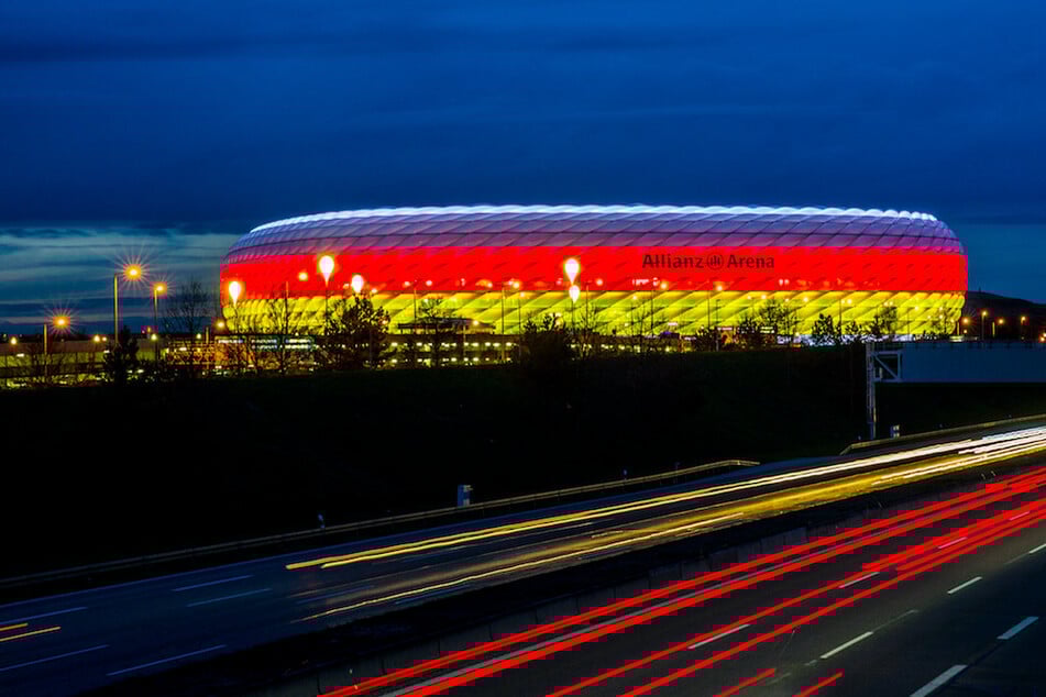 Die Münchner Allianz Arena leuchtet in den deutschen Nationalfarben Schwarz, Rot und Gold. Wird sie im Sommer Spielplatz für die Europameisterschaft?