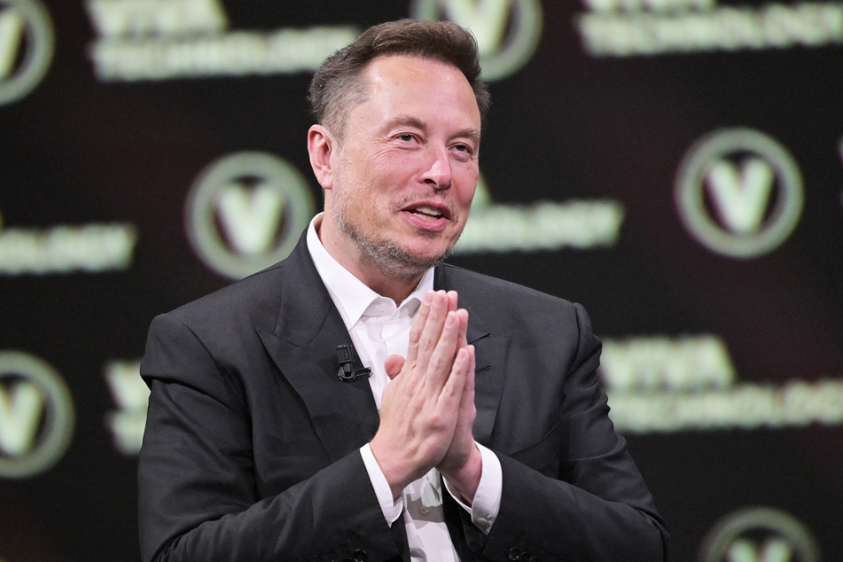 Elon Musk (52) soll sich auf Teslas Kosten ein Glashaus bauen lassen wollen. Jetzt ermitteln die Behörden gegen den E-Autobauer.