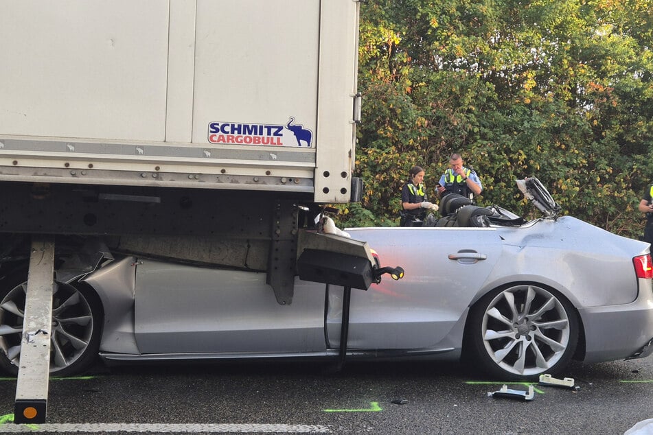 Der Audi fuhr aus bislang unklarer Ursache auf den Lkw auf und geriet unter den Sattelschlepper.