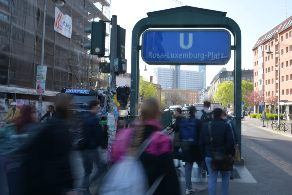 Am U-Bahnhof Rosa-Luxemburg-Platz wurde ein 73-Jähriger im August 2024 schwer verletzt.