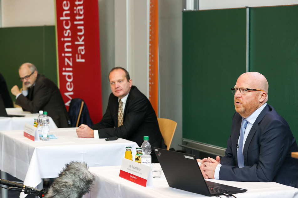 v.l.n.r.: Michael Gekle, Dekan Medizinische Fakultät der Martin-Luther-Universität Halle-Wittenberg, Rafael Mikolajczyk, Direktor Institut für Medizinische Epidemiologie, Biometrie und Informatik, sowie Stefan Moritz, Leiter Infektologie Universitätsmedizin Halle, präsentierten die Ergebnisse.