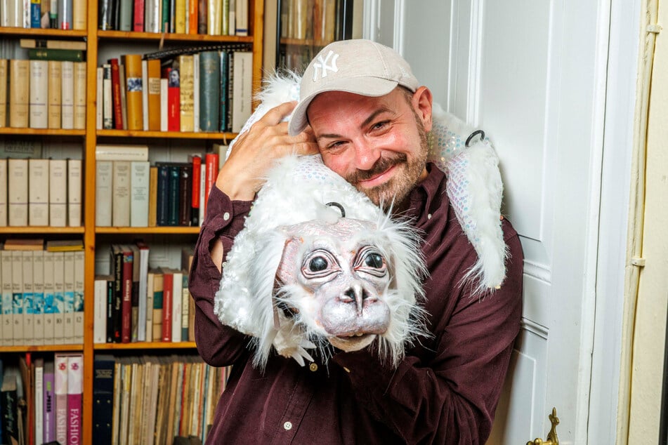 Intendant Christian Kühn kuschelt mit dem kleinsten Exemplar des Glücksdrachen Fuchur.