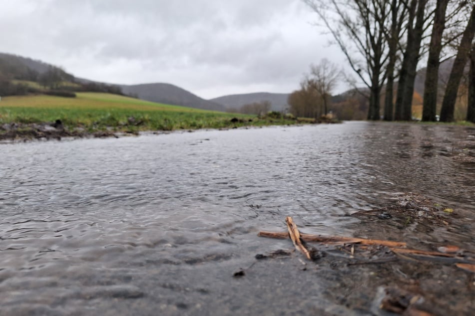 Zeitweise Regen-, Schneeregen- oder Graupelschauer, im Bergland Schneeschauer wurden vorhergesagt. (Symbolbild)