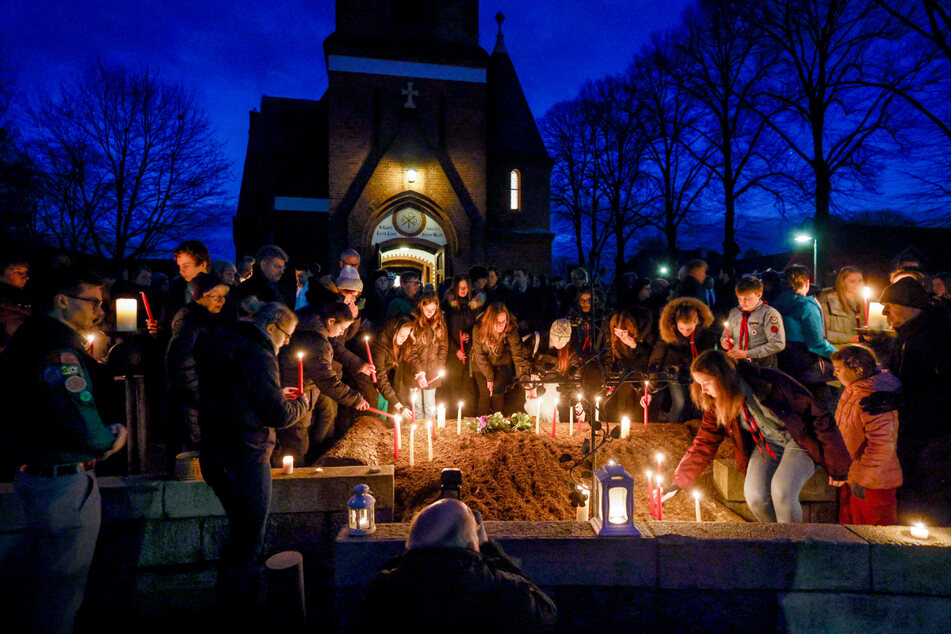Bei einem Gottesdienst für die Opfer des Messerangriffs wurden am Freitag Kerzen in Brokstedt aufgestellt.