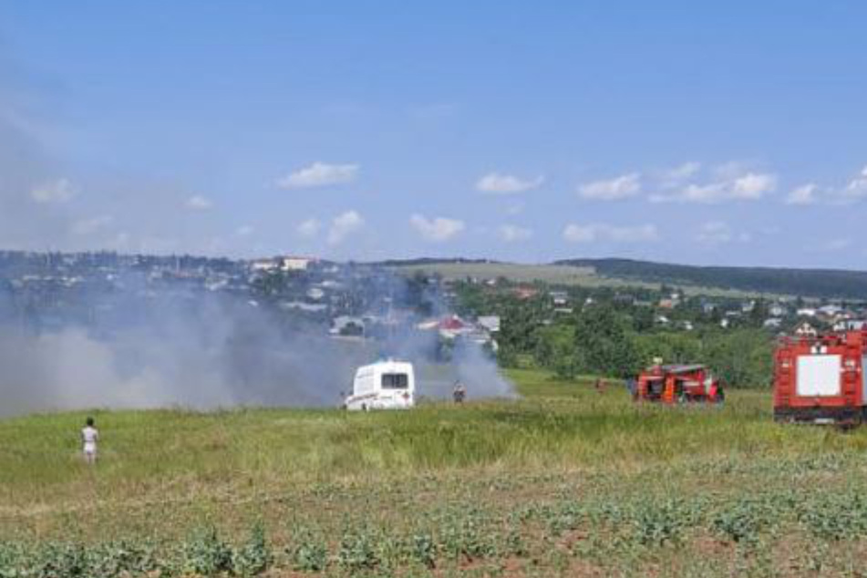 Die einmotorige Maschine zerschellte auf einem Feld.