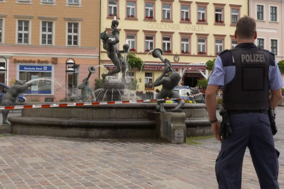 Am Freitagmorgen sperrte die Polizei den Bereich rund um den Torgauer Markt ab.