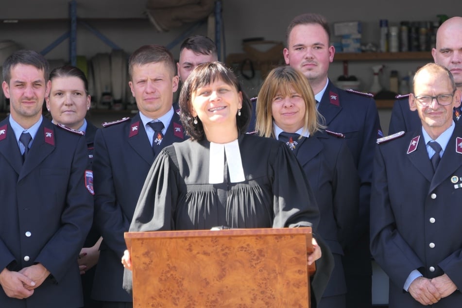 Pfarrerin Dorothea Schanz segnete das neue Fahrzeug.
