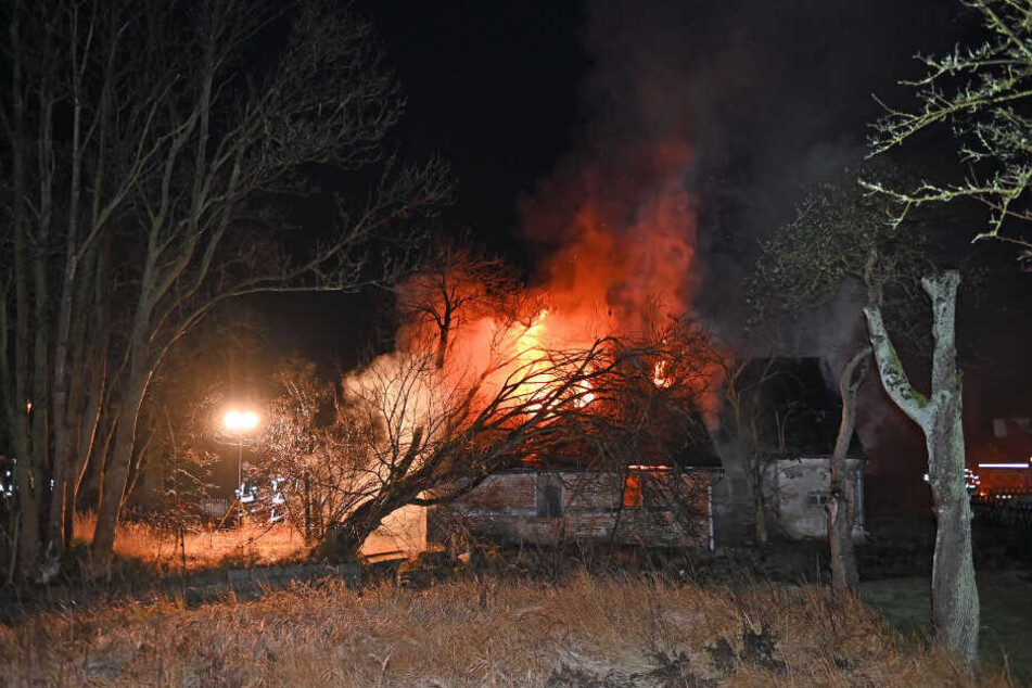 Das aus dem Haus dringende Feuer war deutlich zu sehen.