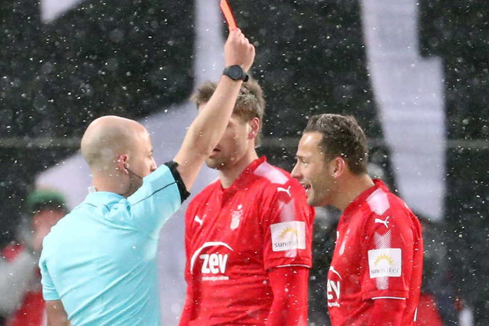 Mehr Fingerspitzengefühl von den Schiris wünscht sich FSV-Coach Torsten Ziegner: Hier stellt Nicolas Winter (l.) Ronny Garbuschewski vom Platz.