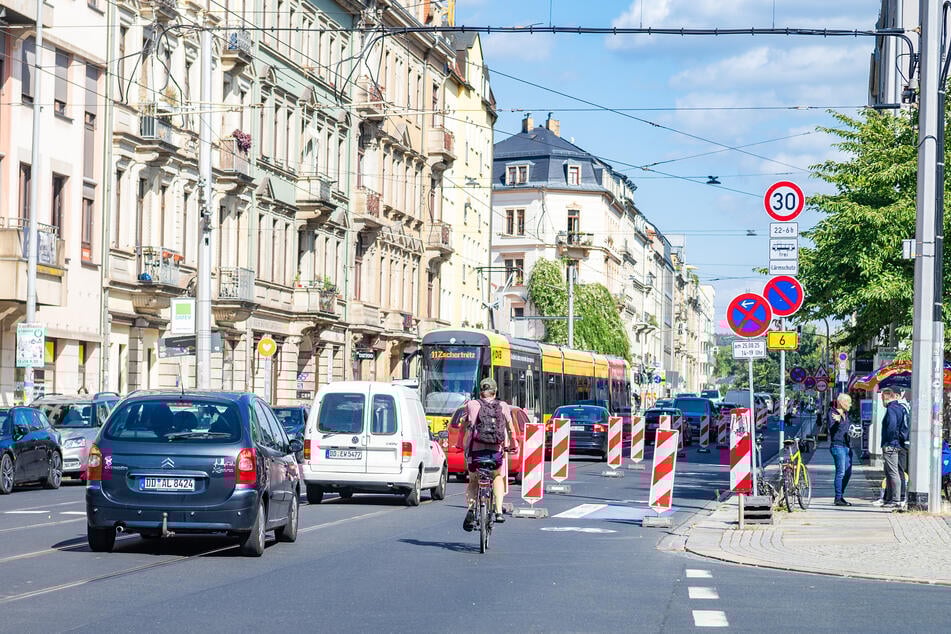 Mit der Aktion wollte der ADFC darauf hinweisen, wie "einfach" ein Radweg auch an entscheidenden Verbindungsachsen instandgesetzt werden kann ...