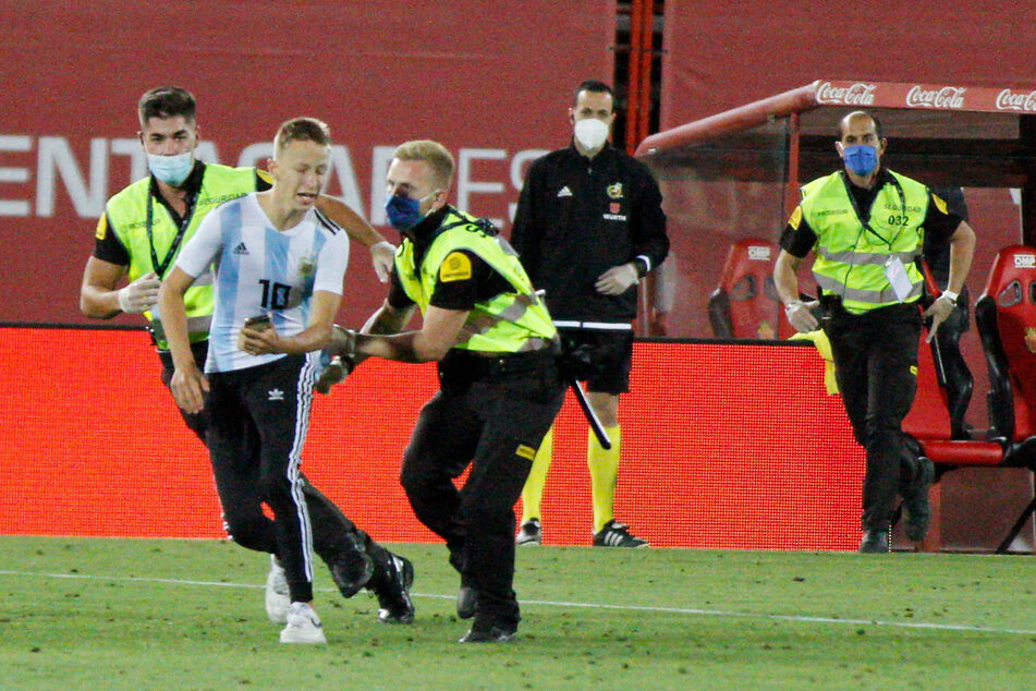 Wie aus dem Nichts und trotz strenger Sicherheitsmaßnahmen hat ein Flitzer das Geisterspiel des spanischen Fußball-Meisters FC Barcelona bei RCD Mallorca gestört.