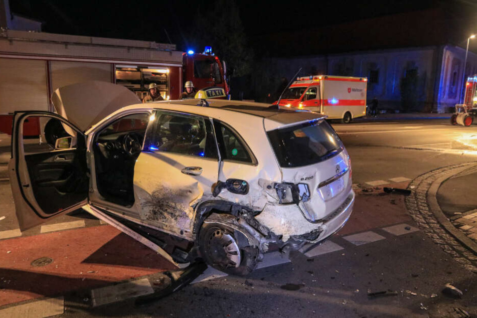 Der Taxifahrer wurde bei dem Unfall schwer verletzt.