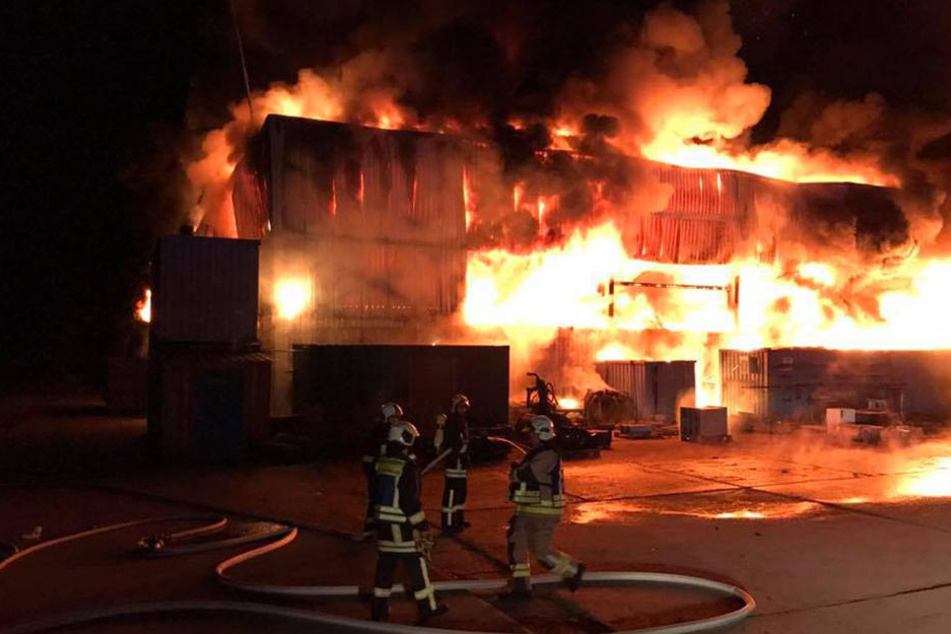 An dem Einsatz waren etwa 100 Kameraden der angrenzenden Feuerwehren beteiligt. Auch die FFW Mücheln rückte an.