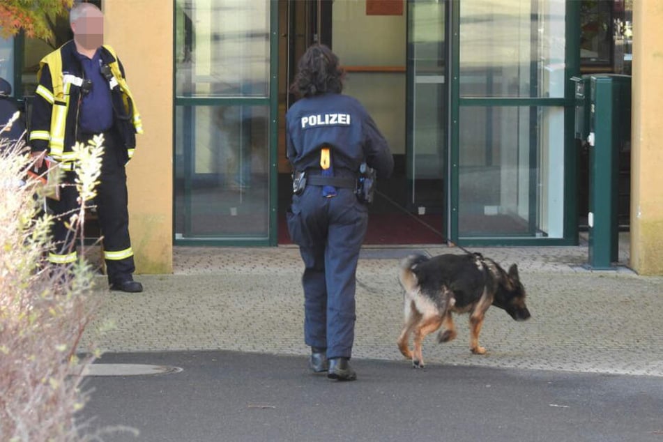 Die Beamtin und ihr Hund betreten die Einrichtung.