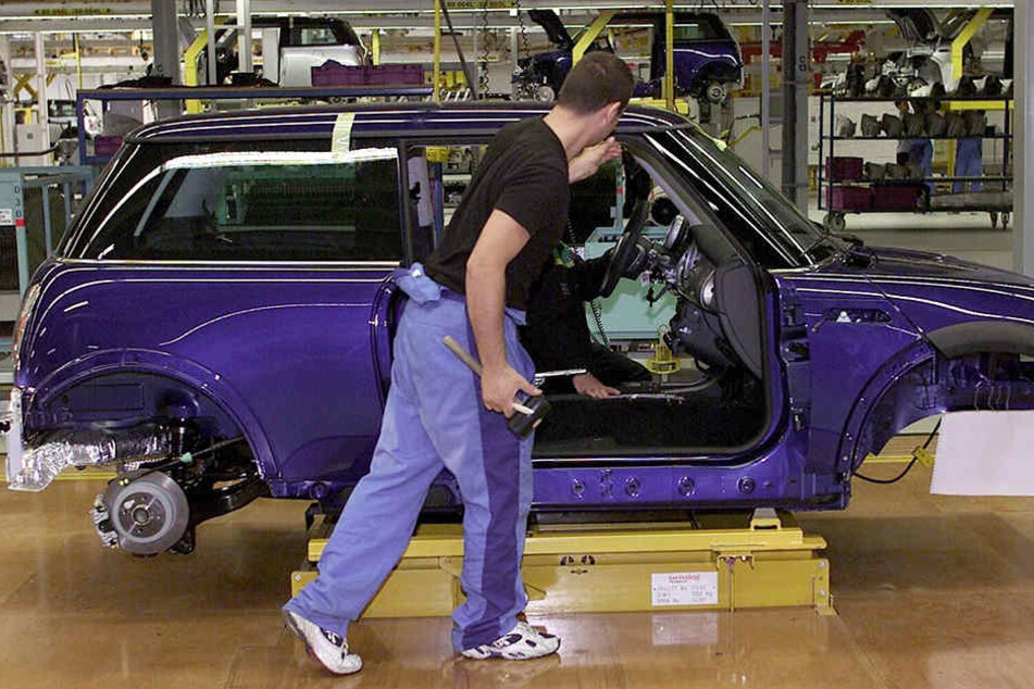 Eine Produktionsstraße von BMW in Oxford. BMW prüft, ob der Elektro-Mini auch in Leipzig gebaut werden könnte.