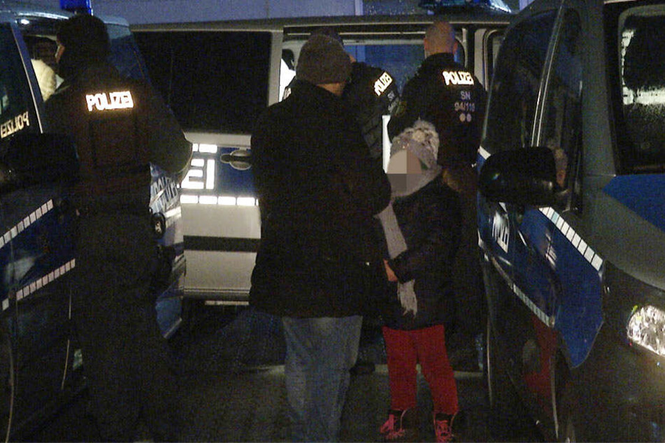Die Polizei öffnete den Auflieger des Sattelzuges und fand darin die sechsköpfige Familie.
