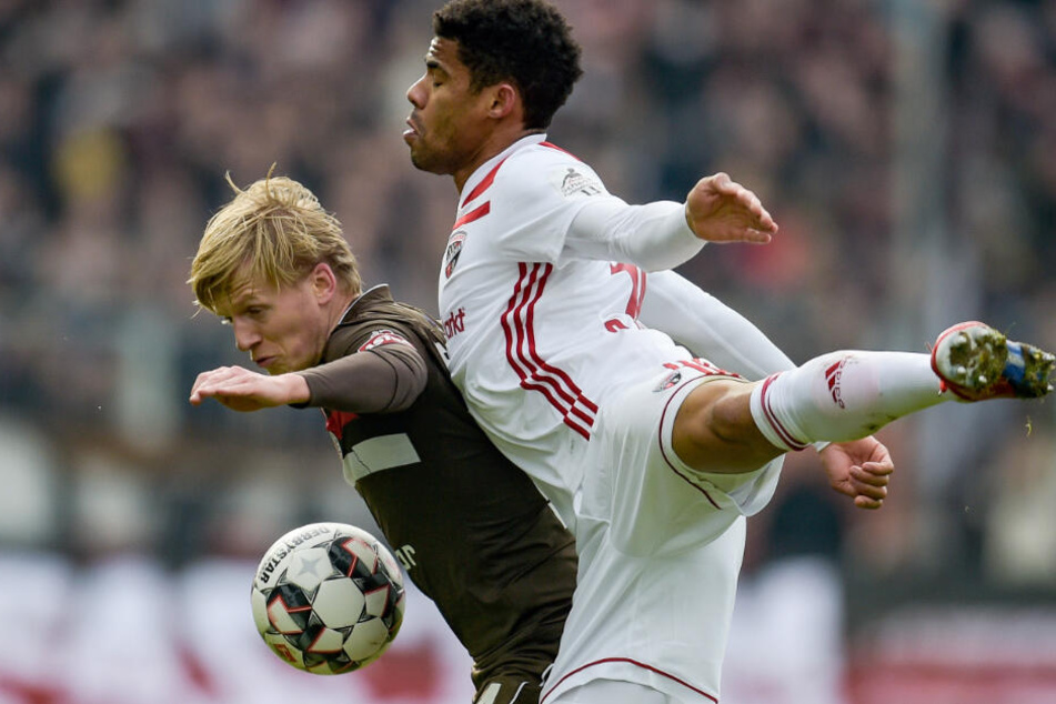 Trotz seines schmächtigen Körpers behauptet Mats Möller-Daehli den Ball gegen Paulo Otavio.