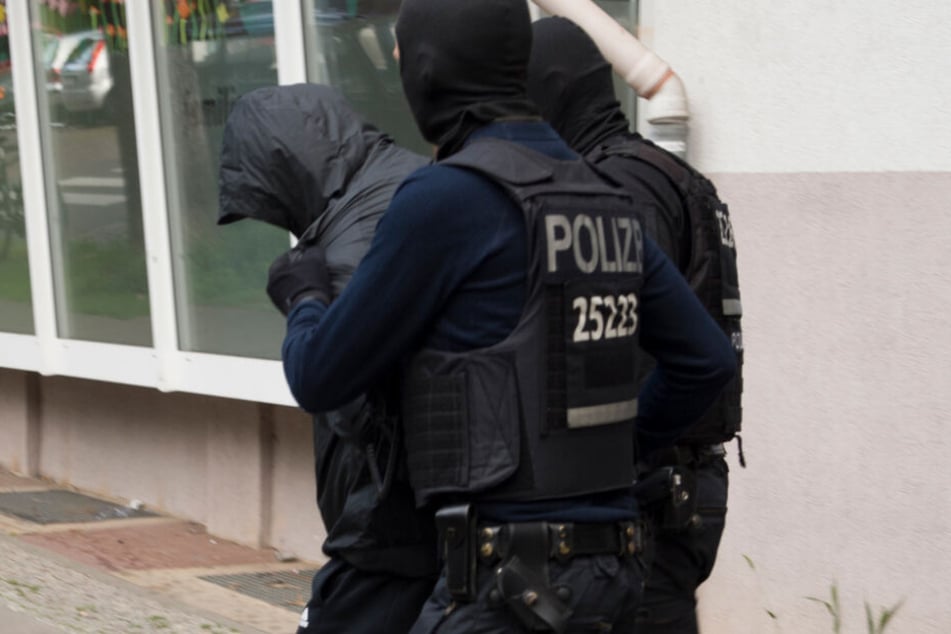 Clan-Mitglied (38) auf der Anklagebank: Frau sagt unter Tränen aus