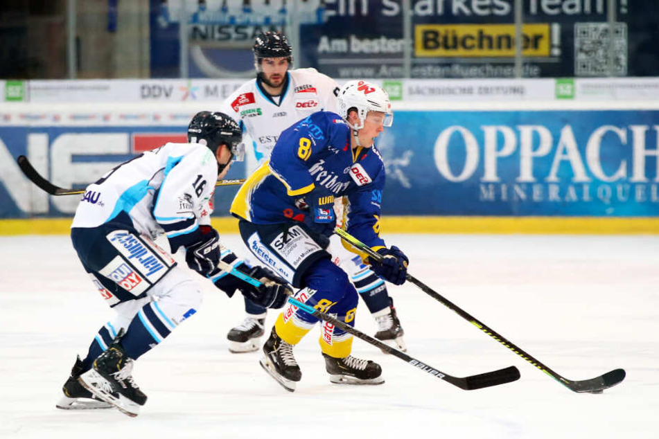 Der Schlüssel zum Erfolg! Die Eislöwen - wie hier Timo Walther (l.) - störten die Füchse früh, die jungen Spieler der Weißwasseraner - wie Sebastian Streu (r.) - machten daraufhin Fehler.