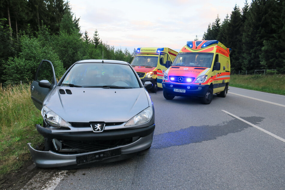 Ein Peugeot-Fahrer verlor am Donnerstagabend die Kontrolle über sein Fahrzeug und krachte gegen einen VW.