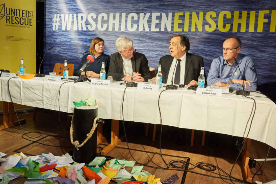 Katharina Fegebank, Zweite Bürgermeisterin von Hamburg, Heinrich Bedford-Strohm, Leoluca Orlando, Bürgermeister von Palermo, und Michael Schwickart, Seenotretter Sea-Watch, bei einer Pressekonferenz über "United4Rescue - Gemeinsam Retten!" Anfang Dezember