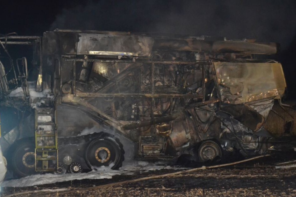 Der Mähdrescher wurde bei dem Brand vollkommen zerstört.