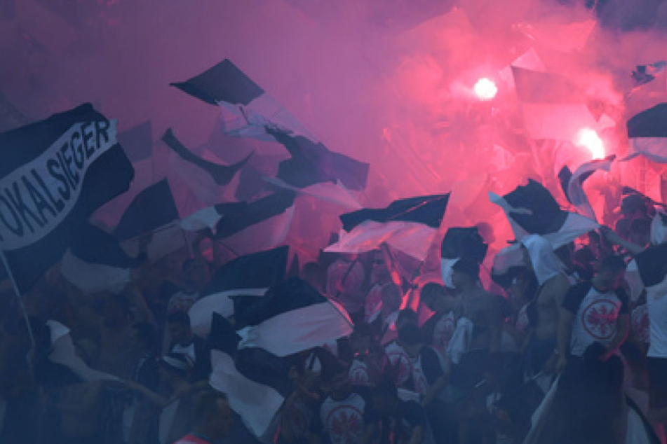Angeblich soll eine Wette daran Schuld sein, dass die Frankfurt-Fans so laut beim Auftritt der Sängerin gepfiffen hätten.