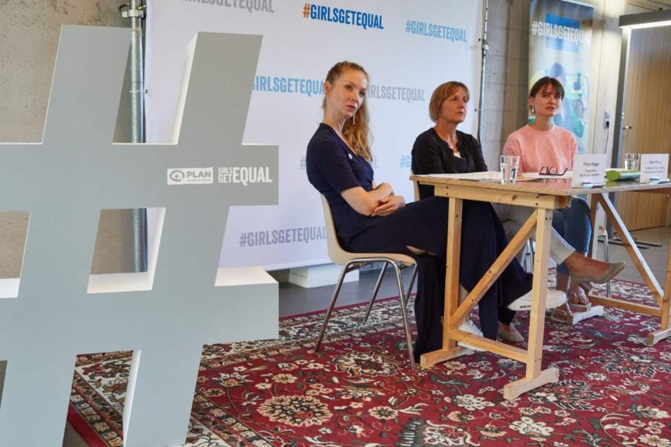 Pheline Roggan (l-r), Maike Röttger und Hannah Müller-Hillebrand sprechen auf einer Pressekonferenz von Plan International zu einer Umfrage zu Rollenbildern in den sozialen Medien.