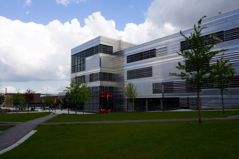 Im Eingangsbereich der Uni-Mensa wurde ein Geldautomat gesprengt und ausgeraubt.