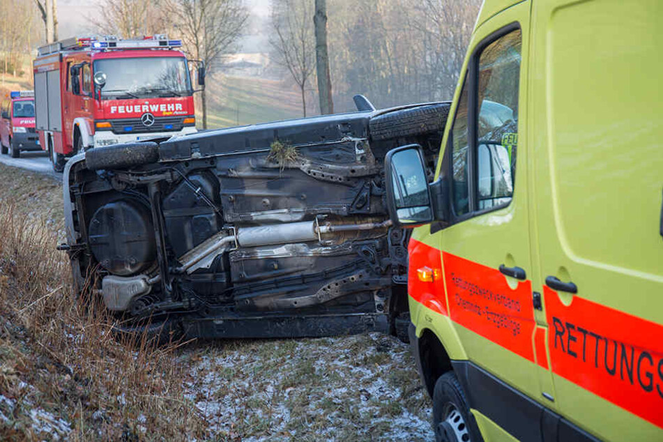 Der Opel blieb nach dem Unfall auf der Seite liegen.