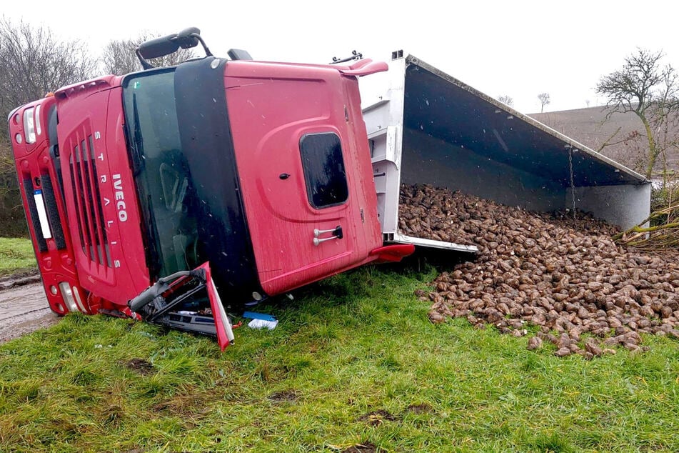 Nach Unfall mit Rübenlaster: Lkw-Fahrer verschwindet und ist nicht auffindbar