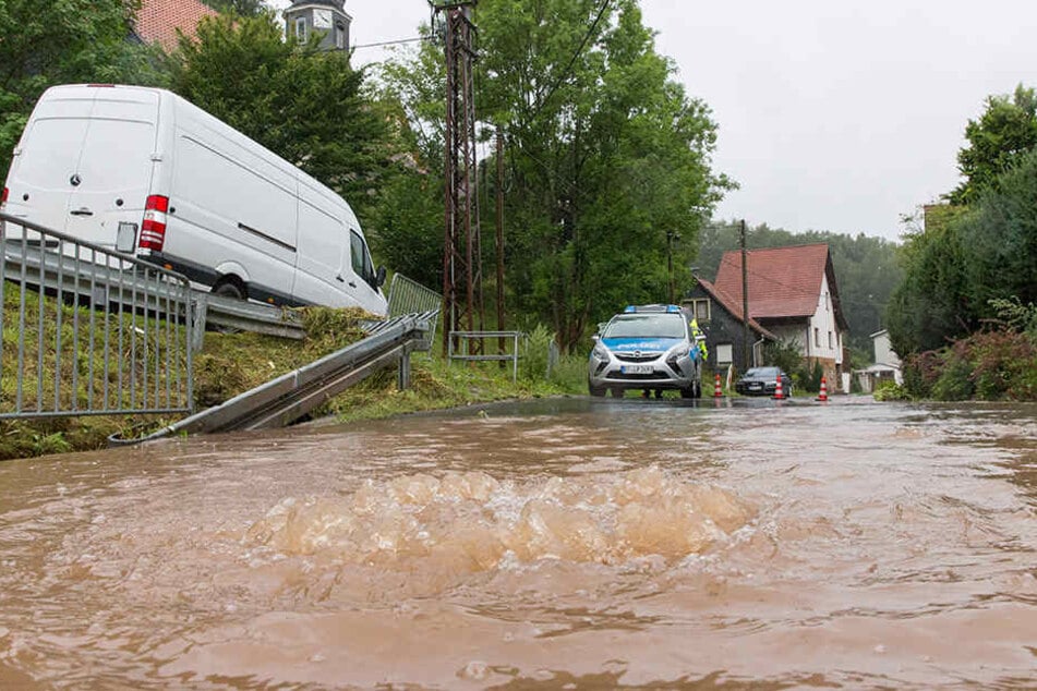 In Neundorf trat ein Zufluss der Hasel über die Ufer.