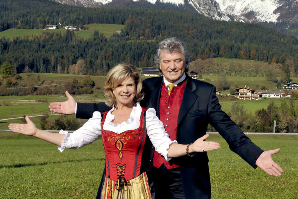 Das Volkmusikpaar Marianne und Michael steht während einer Drehpause zum TV-Film "Weihnachten mit Marianne und Michael" auf einer Wiese. (Archivbild)