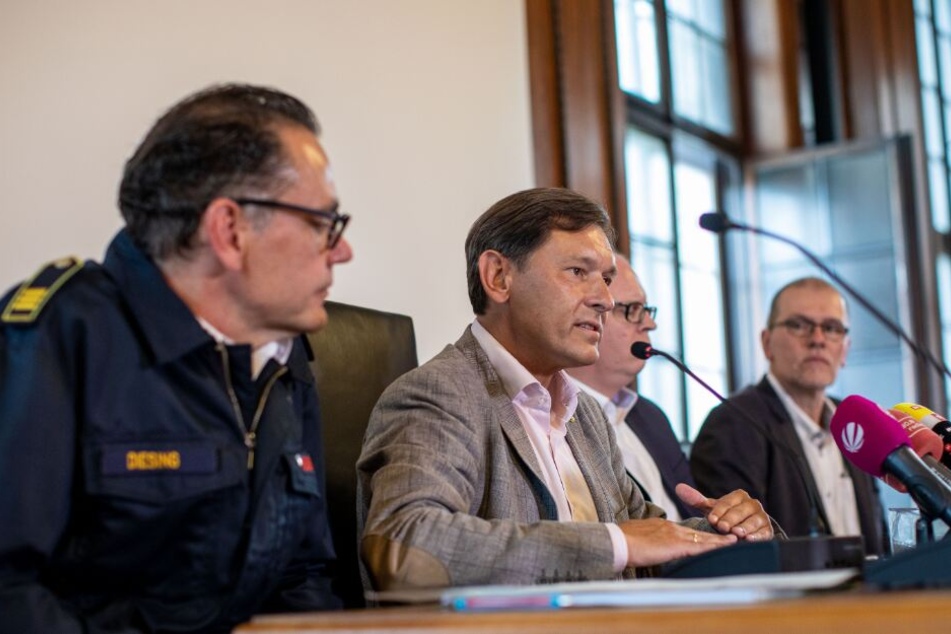 Auf einer eingerufenen Pressekonferenz sprechen Marco Diesing, Feuerwehr, Frank Dudda, Oberbürgermeister, Johannes Chudziak, Stadtrat und Eduard Belker, Stadt Herne (v. l. n. r.) über den aktuellen Stand der Suche.