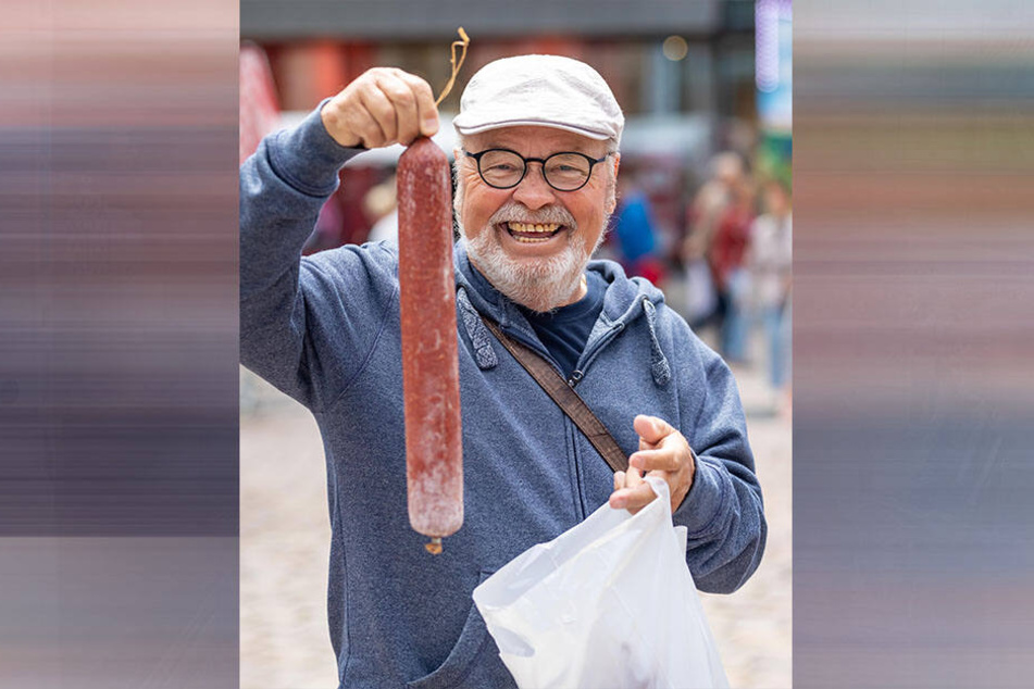 Ist das 'ne Wurst: Horst Klein (70) kaufte bei den Marktschreiern.