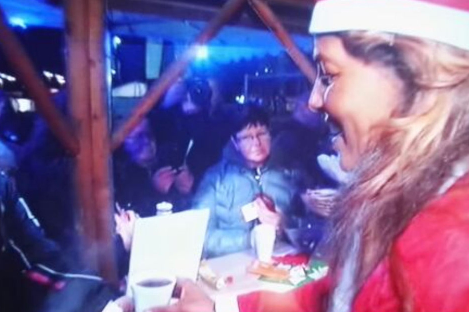 Naddel beim Glühweinausschenken.