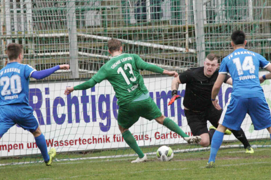 Bernburg-Keeper Datemasch (2.v.r.) hat mit einer Fotomontage auf Instagram eine neue Nazi-Debatte im Fußball losgetreten.