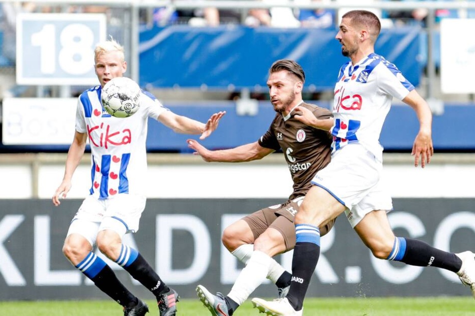 Torschütze Dimitrios Diamantakos kämpft mit Ibrahim Dresevic und Daniel Hoegh vom SC Heerenveen um den Ball.