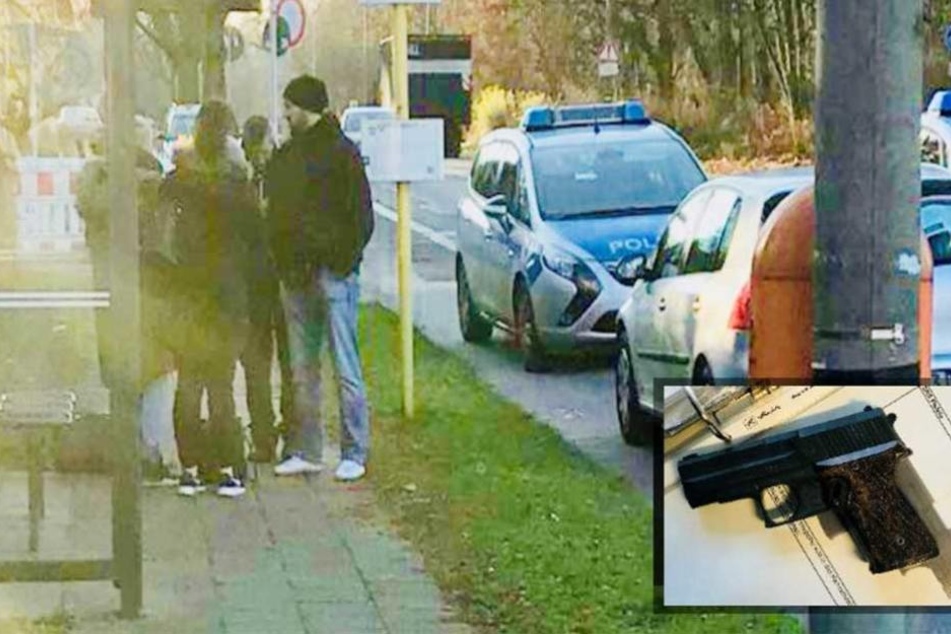 Die Polizei stellt den bewaffneten Mann in einer Bushaltestelle zur Rede. Er hatte diese Waffe (kl. F.) dabei.