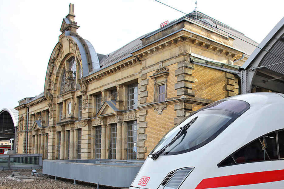 In der Bahnhofsmission ging die Frau auf mehrere Menschen los. (Symbolbild)