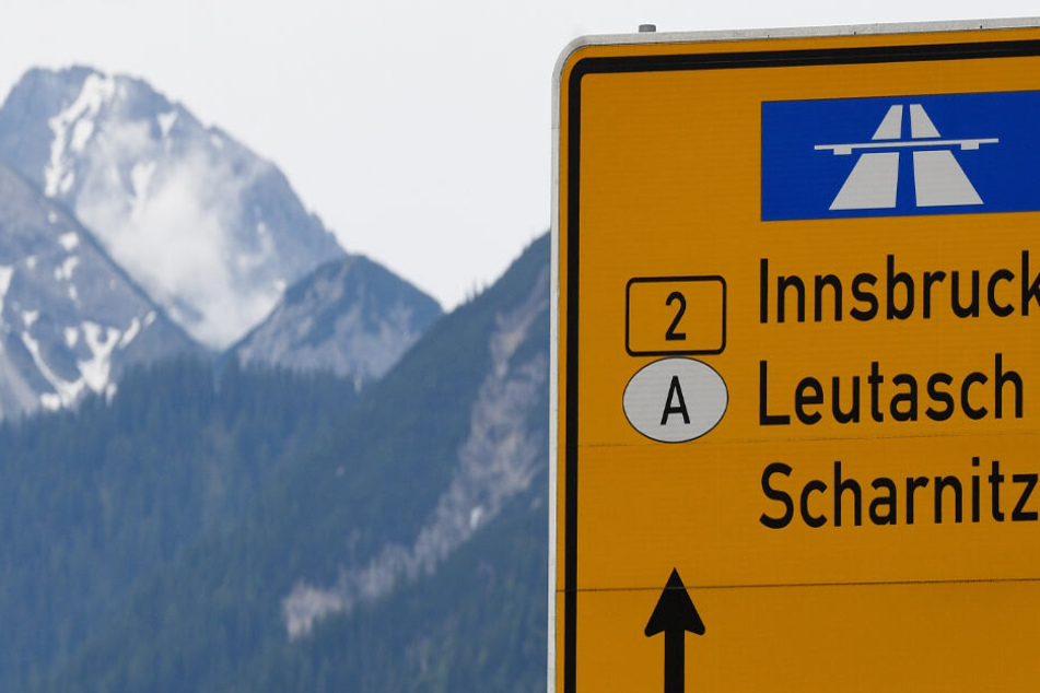 Zum Beginn der Weihnachtsferien wird Tirol dem Ausweichverkehr wieder mit Fahrverboten den Kampf ansagen (Symbolbild)